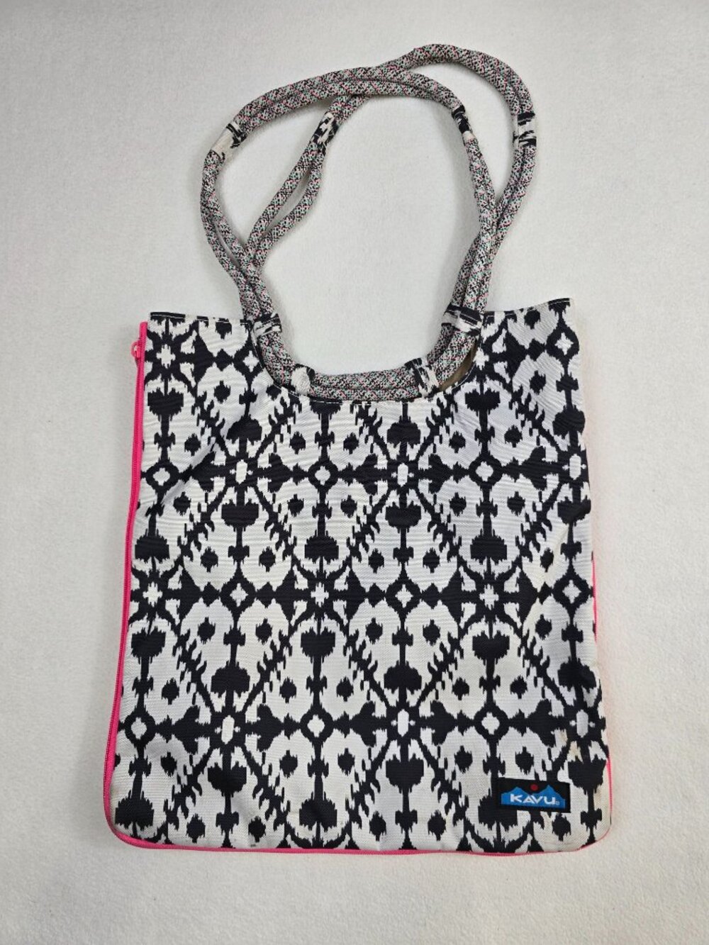 Kavu Rope Market Bag With Black & White Ikat Pattern Pink Trim